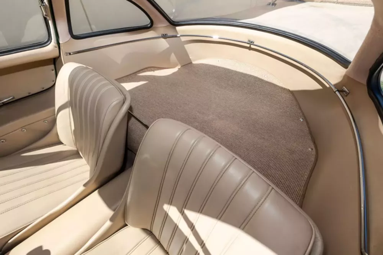 Quay trở lại về quá khứ của dòng xe này, năm 1952, Mercedes-Benz tung ra W194, chiếc xe đua đầu tiên của hãng sau Thế chiến thứ II. Được trang bị động cơ thẳng hàng sáu xi-lanh 3.0 lít, W194 đã giành chiến thắng tại giải đua 24 giờ Le Mans và Carrera Panamericana trước sự cạnh tranh quyết liệt từ 2 đối thủ Ferrari và Jaguar.