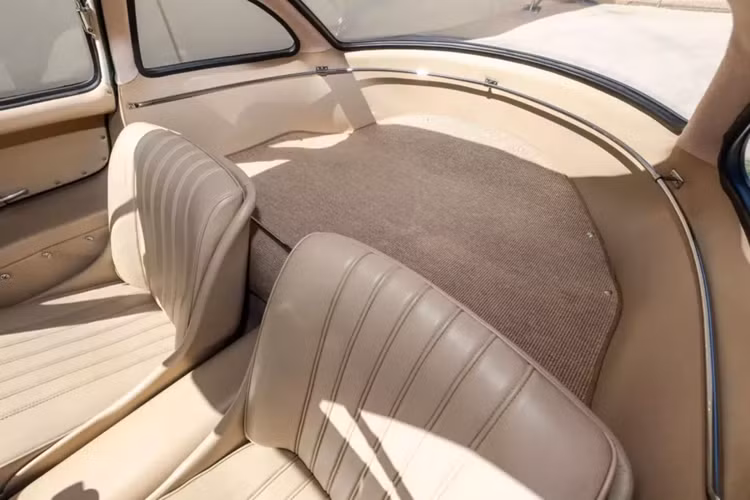 Quay trở lại về quá khứ của dòng xe này, năm 1952, Mercedes-Benz tung ra W194, chiếc xe đua đầu tiên của hãng sau Thế chiến thứ II. Được trang bị động cơ thẳng hàng sáu xi-lanh 3.0 lít, W194 đã giành chiến thắng tại giải đua 24 giờ Le Mans và Carrera Panamericana trước sự cạnh tranh quyết liệt từ 2 đối thủ Ferrari và Jaguar.