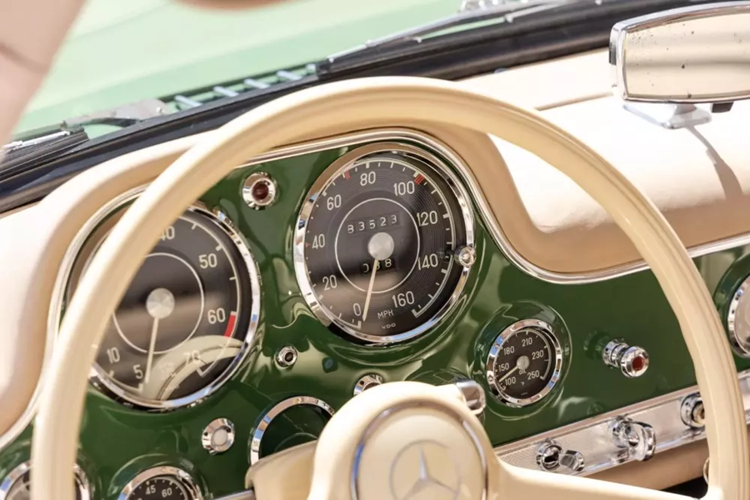 Vì thế, giới hạn đỉnh cao của dòng xe cửa cánh chim là chiếc 300SL Gullwing sẽ là nỗi mơ ước của doanh nhân này, nhưng khó có cơ hội mà mang về garage, vì ngoài giá bán đắt đỏ, dòng xe này đã quá tuổi để nhập về nước ta, chỉ cón vài cách như các dân chơi khác hay làm, "xe thanh lý", hoặc nhập về Campuchia hay Lào để ra biển số của nước bạn.