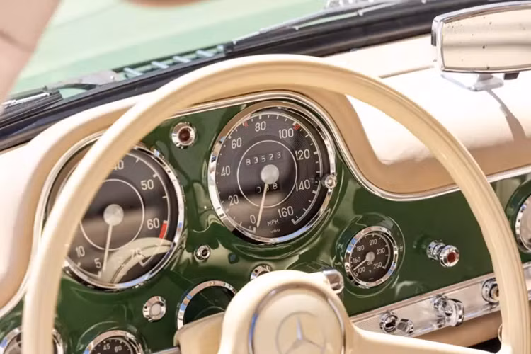 Vì thế, giới hạn đỉnh cao của dòng xe cửa cánh chim là chiếc 300SL Gullwing sẽ là nỗi mơ ước của doanh nhân này, nhưng khó có cơ hội mà mang về garage, vì ngoài giá bán đắt đỏ, dòng xe này đã quá tuổi để nhập về nước ta, chỉ cón vài cách như các dân chơi khác hay làm, "xe thanh lý", hoặc nhập về Campuchia hay Lào để ra biển số của nước bạn.