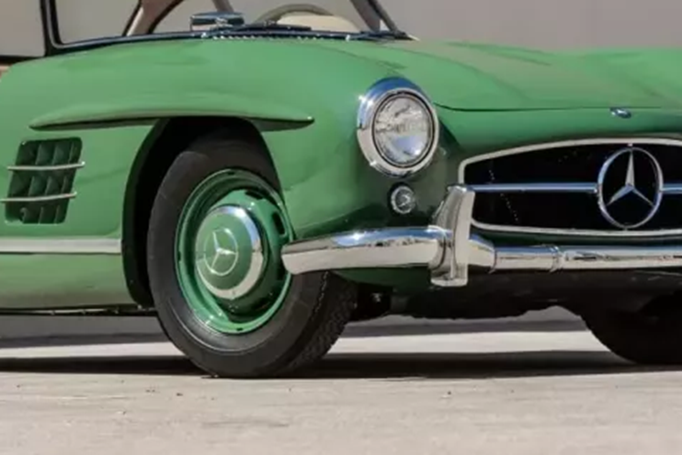 W194 được kế nhiệm bởi 300 SLR vào năm 1955, nhưng quá trình phát triển của nó cũng đã tạo ra một mẫu xe sản xuất hợp pháp trên đường vào năm 1954, mang tên gọi 300SL Gullwing.