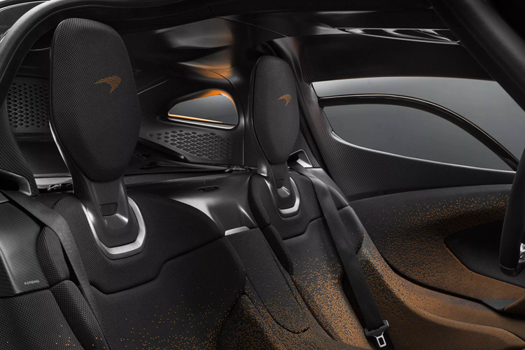 Hỗ trợ cho động cơ xăng là các thành phần điện khí hóa, bao gồm mô-tơ điện tích hợp bộ điều khiển E-Module sử dụng công nghệ được McLaren đúc kết từ kinh nghiệm tham gia các giải F1 và IndyCar, có công suất 346 mã lực (255 kW), lấy năng lượng từ khối pin 1.384 kWh, đủ để W1 di chuyển được 2,6 km ở chế độ thuần điện.