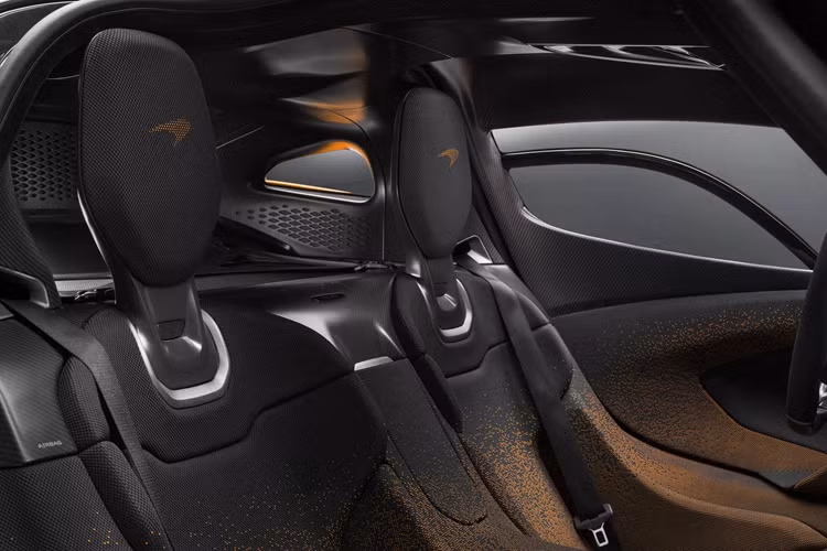 Hỗ trợ cho động cơ xăng là các thành phần điện khí hóa, bao gồm mô-tơ điện tích hợp bộ điều khiển E-Module sử dụng công nghệ được McLaren đúc kết từ kinh nghiệm tham gia các giải F1 và IndyCar, có công suất 346 mã lực (255 kW), lấy năng lượng từ khối pin 1.384 kWh, đủ để W1 di chuyển được 2,6 km ở chế độ thuần điện.