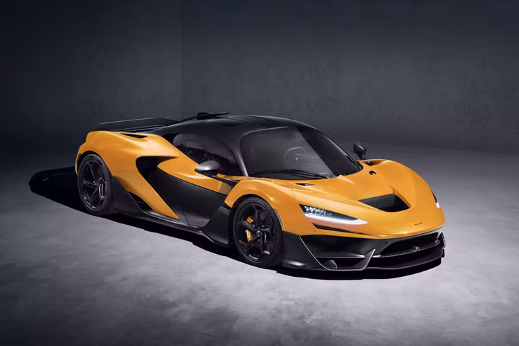 Nhờ sự chú trọng vào thiết kế chiếc xe nhẹ nhất có thể, W1 chỉ có khối lượng 1.399 kg, hầu như không nặng hơn P1 là bao nhiêu. Trên thực tế, tuyệt phẩm mới nhất của McLaren cũng đạt được tỷ lệ công suất trên khối lượng là 899 mã lực/tấn, mức tốt nhất trong phân khúc siêu xe đỉnh cao.