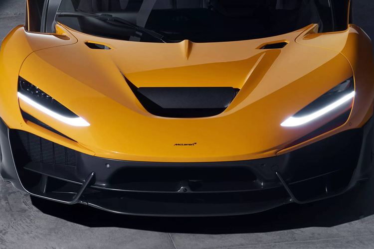 Hãng cũng không lựa chọn phương án trang bị hệ dẫn động bốn bánh, mà thay vào đó vẫn duy trì kiểu truyền lực đến bánh sau như một sự tôn vinh di sản đua xe lâu đời. Trong khi thời gian tăng tốc từ 0–100 km/h trong 2,7 giây đã là rất thú vị, có lẽ còn ấn tượng hơn nữa khi W1 có thể đạt tới tốc độ 200 km/h trong 5,8 giây và lên tới 300 km/h trong 12,8 giây.