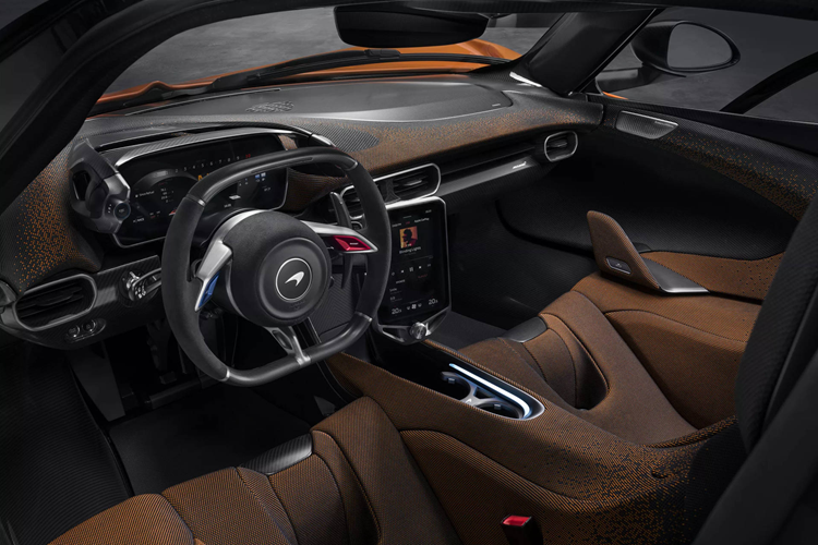 Tốc độ tối đa được giới hạn ở mức 350 km/h. Đội ngũ McLaren đã cho chạy thử ở đường đua nội bộ Nardo và nhận thấy rằng W1 thậm chí còn nhanh hơn 3 giây mỗi vòng so với chiếc Senna chuyên dụng cho đường đua. Điểm nổi bật nhất của W1 vẫn là khối động cơ đốt trong MHP-8 V8, được hãng mô tả là “hoàn toàn mới”