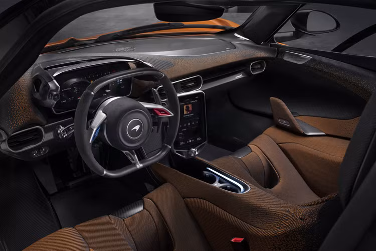 Tốc độ tối đa được giới hạn ở mức 350 km/h. Đội ngũ McLaren đã cho chạy thử ở đường đua nội bộ Nardo và nhận thấy rằng W1 thậm chí còn nhanh hơn 3 giây mỗi vòng so với chiếc Senna chuyên dụng cho đường đua. Điểm nổi bật nhất của W1 vẫn là khối động cơ đốt trong MHP-8 V8, được hãng mô tả là “hoàn toàn mới”