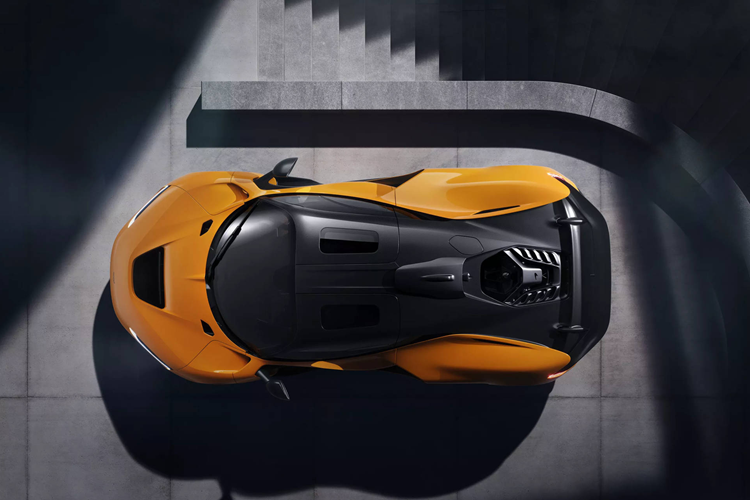 Chiếc xe có thể “biến hình” thành dạng vận hành tối ưu trên đường đua, với các cánh gió chủ động ở cả phía trước và phía sau được bật lên, chỉ bằng một thao tác chuyển đổi chế độ lái. Cánh gió sau của xe được McLaren mô tả là loại “đuôi dài chủ động”, mở rộng diện tích khuếch tán gió, có tác dụng như một phanh khí và một cánh DRS lấy cảm hứng từ đua xe F1.