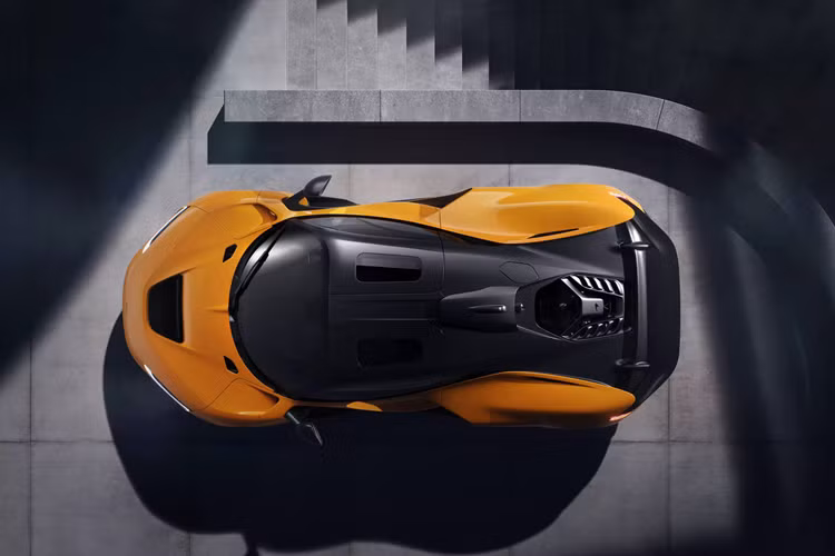 Chiếc xe có thể “biến hình” thành dạng vận hành tối ưu trên đường đua, với các cánh gió chủ động ở cả phía trước và phía sau được bật lên, chỉ bằng một thao tác chuyển đổi chế độ lái. Cánh gió sau của xe được McLaren mô tả là loại “đuôi dài chủ động”, mở rộng diện tích khuếch tán gió, có tác dụng như một phanh khí và một cánh DRS lấy cảm hứng từ đua xe F1.