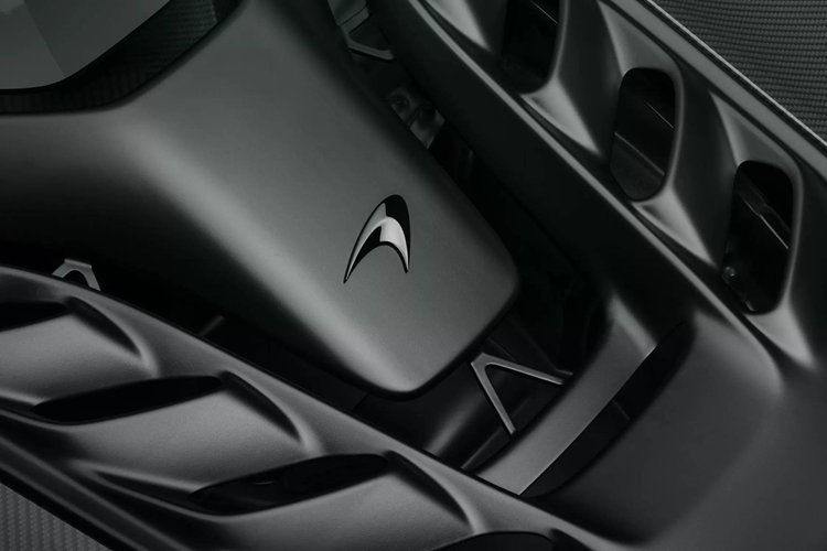 Pin và mô-tơ điện cũng được vận dụng khi lùi xe, khi khởi động xe sau thời gian dài không hoạt động và được kết hợp với hộp số 8 cấp. Tuy nhiên, hệ thống lái và phanh vẫn là trợ lực thủy lực chứ không dùng cơ chế trợ lực điện, đây là cam kết của McLaren nhằm mang lại cảm giác vận hành chân thực nhất cho khách hàng.