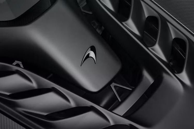 Pin và mô-tơ điện cũng được vận dụng khi lùi xe, khi khởi động xe sau thời gian dài không hoạt động và được kết hợp với hộp số 8 cấp. Tuy nhiên, hệ thống lái và phanh vẫn là trợ lực thủy lực chứ không dùng cơ chế trợ lực điện, đây là cam kết của McLaren nhằm mang lại cảm giác vận hành chân thực nhất cho khách hàng.