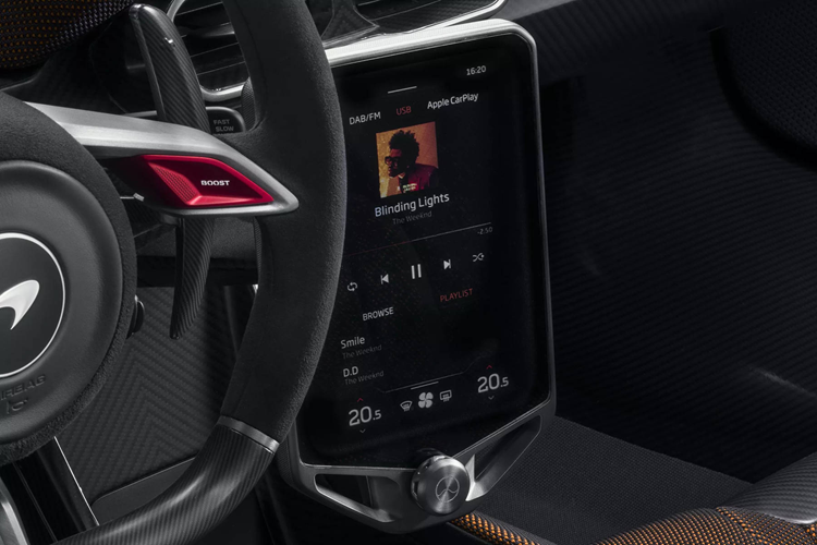 Mặc dù thông số công suất 929 mã lực (683 kW) vẫn khá giống với những gì đã từng đi kèm với nhiều siêu xe McLaren trong quá khứ. Cấu trúc vẫn là 8 xy-lanh xếp theo hình chữ V, dung tích 4.0L với vòng tua máy tối đa lên đến 9.200 rpm và vận dụng công nghệ phun xăng trực tiếp GDI.