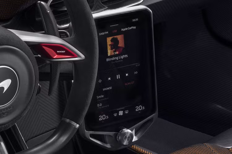 Mặc dù thông số công suất 929 mã lực (683 kW) vẫn khá giống với những gì đã từng đi kèm với nhiều siêu xe McLaren trong quá khứ. Cấu trúc vẫn là 8 xy-lanh xếp theo hình chữ V, dung tích 4.0L với vòng tua máy tối đa lên đến 9.200 rpm và vận dụng công nghệ phun xăng trực tiếp GDI.