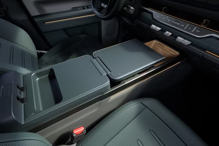 Một số thị trường sẽ có tuỳ chọn hộp số sàn 6 cấp cùng động cơ dầu tăng áp 2,2L công suất 207 mã lực và mô-men xoắn 441 Nm. Phiên bản giữa và cao cấp của Tasman trang bị hệ dẫn động 4WD; riêng bản tiêu chuẩn là hệ dẫn động 2WD.