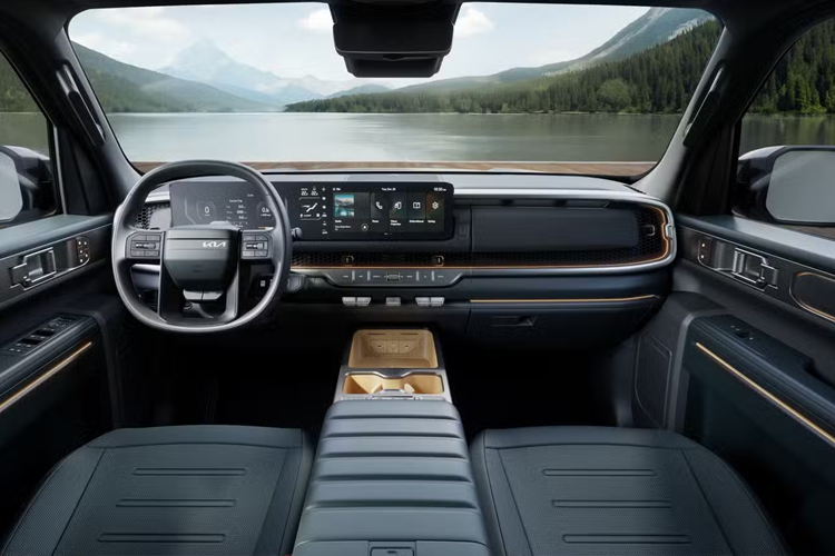 Điểm nhấn phần đầu xe bán tải Tasman là thiết kế đèn dạng dọc khá giống với EV9 hoặc Telluride. Logo KIA kích thước lớn đặt ở cửa sau cùng dòng chữ “Tasman”. Nội thất của Tasman chưa có quá nhiều thông tin, nhưng chắc chắn sẽ trang bị công nghệ hiện đại, cùng bố cục bắt mắt.