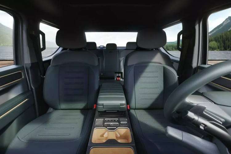 3 màn hình toàn cảnh với các kích thước 12,3 inch, 5 inch và 12,3 inch. Sức mạnh của Kia Tasman đến từ khối động cơ xăng tăng áp dung tích 2,5L sản sinh công suất 277 mã lực và mô-men xoắn 421 Nm, kết hợp hộp số tự động 8 cấp; khả năng tăng tốc từ 0-100 km/h trong 8,5 giây, tốc độ tối đa giới hạn điện tử 190 km/h.