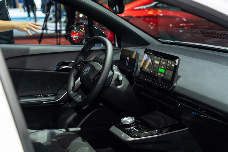 Mở bán tại Việt Nam, MG4 EV dự kiến sẽ có 2 cấu hình truyền động. Bản tiêu chuẩn dùng dẫn động cầu sau, pin 51 kWh và mô-tơ điện 168 mã lực. Bản cao cấp hơn dùng pin 64 kWh và mô-tơ điện 201 mã lực. MG4 EV có thể tăng tốc từ 0-100 km/h trong 8,5 giây và đạt tốc độ tối đa 160 km/h.