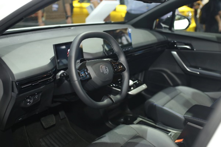 Thiết kế đèn chiếu hậu nối liền với các đường viền LED lạ mắt. Về nội thất, không gian cabin được thiết kế với cảm hứng tinh gọn, tập trung tối đa trải nghiệm cho người lái. Xe có vô lăng 2 chấu, cụm đồng hồ kỹ thuật số 7 inch được đặt nổi một cách tinh tế, cùng màn hình giải trí cảm ứng cỡ lớn 10.25 inch.