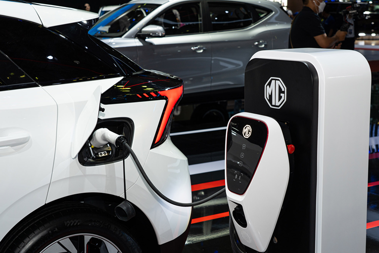 Xe có thể được sạc nhanh (DC – cổng sạc CCS2) từ 10% đến 80% chỉ trong 40 phút, trong khi có thể được sạc đầy tại nhà chỉ trong một đêm (7,5 giờ) thông qua sạc 7kW AC, với đầu sạc loại 2. Thêm nữa, pin của MG4 EV cũng bao gồm công nghệ CTP (Cell-To-Pack) và cung cấp khả năng bảo vệ bổ sung để ngăn chặn sự thoát nhiệt.