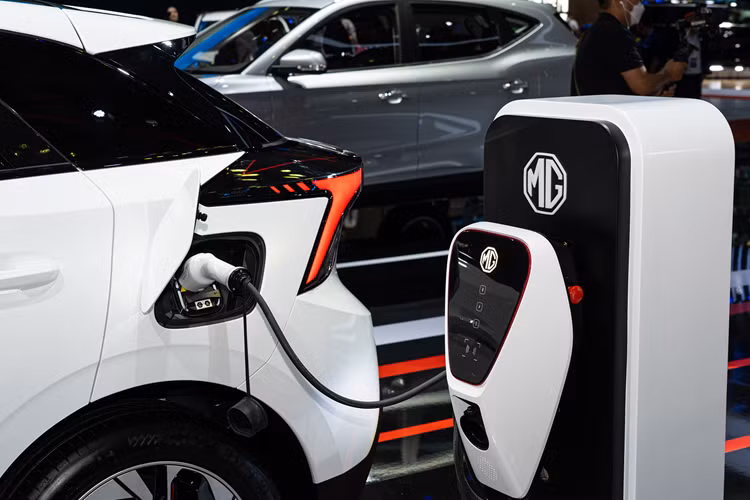 Xe có thể được sạc nhanh (DC – cổng sạc CCS2) từ 10% đến 80% chỉ trong 40 phút, trong khi có thể được sạc đầy tại nhà chỉ trong một đêm (7,5 giờ) thông qua sạc 7kW AC, với đầu sạc loại 2. Thêm nữa, pin của MG4 EV cũng bao gồm công nghệ CTP (Cell-To-Pack) và cung cấp khả năng bảo vệ bổ sung để ngăn chặn sự thoát nhiệt.