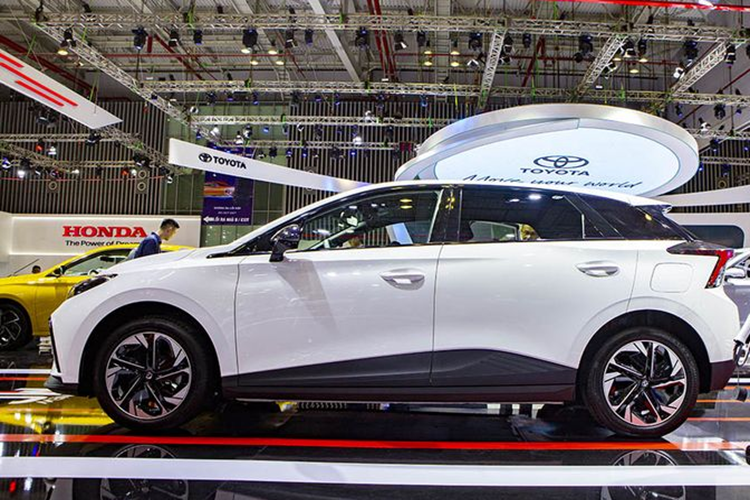 Phần đầu được thiết kế đơn giản với điểm nhấn là các khe hướng gió trung tâm đặt phía dưới cùng logo MG thiết kế khá lớn. Các chi tiết như ốp hông, cột A, B, C và ốp gương được sơn đen tạo sự tương phản với màu sơn ngoại thất. Đuôi xe của mẫu xe điện này gây ấn tượng với cánh gió thể thao kép đặt phía trên.