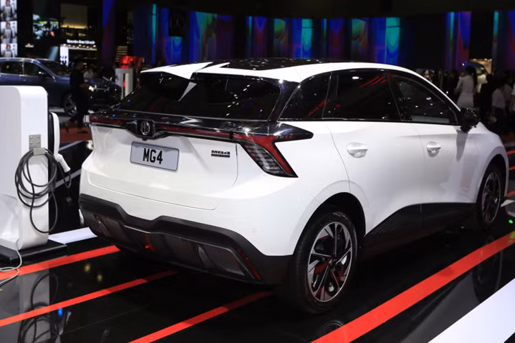 Nếu bán ở Việt Nam, nhiều khả năng, MG4 có thể sẽ được nhập từ Thái Lan giống MG5 và ZS. Tại xứ sở chùa vàng, giá xe MG4 EV sẽ bán ra từ từ 869.000 baht (hơn 606 triệu đồng).