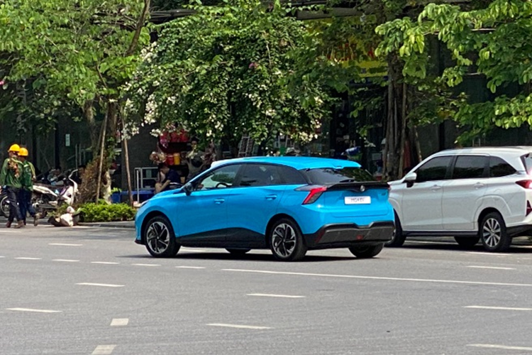 Trước đó, vào cuối tháng 4, trang fanpage chính thức của MG Việt Nam cũng từng đăng tải một bài viết mới kèm hình ảnh, hé lộ về kế hoạch ra mắt một mẫu xe điện hoàn toàn mới tại Việt Nam. Và đến nay hình ảnh mẫu MG4 EV 2024 mới xuất hiện như một lời khẳng định chắc chắn cho tin đồn trên.