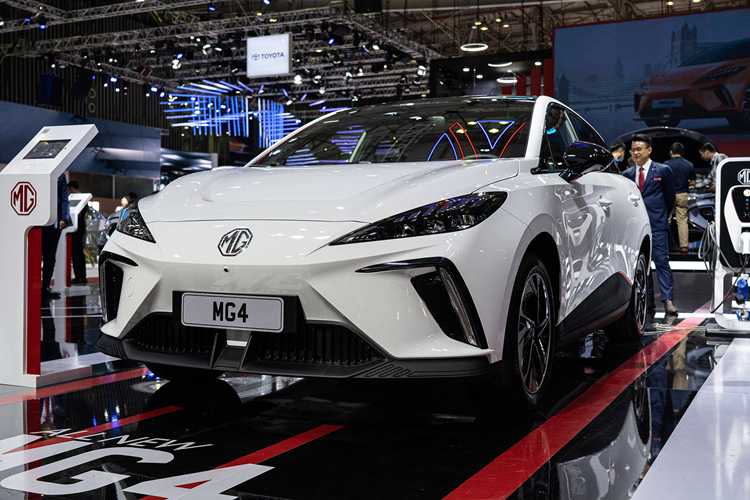 Về các trang bị an toàn, mẫu xe này được tích hợp hệ thống hỗ trợ người lái MG Pilot với nhiều tính năng như cảnh báo tiềm ẩn va chạm, hỗ trợ giữ làn đường khẩn cấp, cảnh báo buồn ngủ…