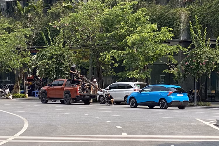 Vào tháng 10/2022, mẫu xe này từng xuất hiện tại Triển lãm Ô tô Việt Nam. Khi đó, xe được đưa về dưới dạng trưng bày để thăm dò thị trường. Theo hình ảnh được chia sẻ có thể thấy chiếc MG4 EV 2024 tại Việt Nam này nổi bật với ngoại thất màu xanh dương.