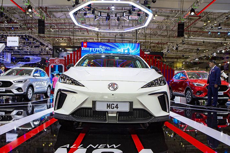 Xe sở hữu thiết kế tổng thể nhỏ gọn với nhiều đường nét tinh tế, tạo nên sự linh hoạt, dễ dàng di chuyển trong đô thị chật hẹp. Theo công bố, MG4 có kích thước dài x rộng x cao lần lượt là 4.287 mm, 1.836 mm và 1.504 mm với chiều dài cơ sở là 2.705 mm.