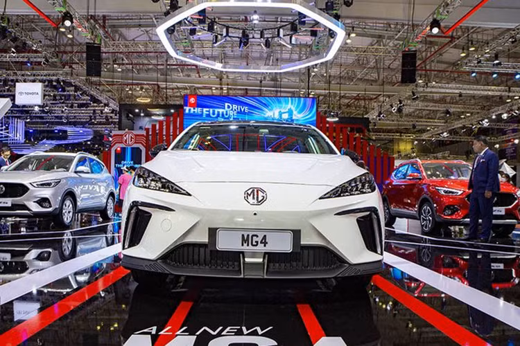 Xe sở hữu thiết kế tổng thể nhỏ gọn với nhiều đường nét tinh tế, tạo nên sự linh hoạt, dễ dàng di chuyển trong đô thị chật hẹp. Theo công bố, MG4 có kích thước dài x rộng x cao lần lượt là 4.287 mm, 1.836 mm và 1.504 mm với chiều dài cơ sở là 2.705 mm.