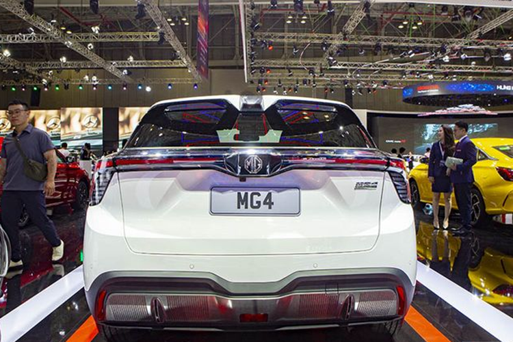 Xe sở hữu mẫu pin mỏng nhất từng được SAIC Motor sản xuất với độ dày ấn tượng nhất phân khúc (chỉ khoảng 110mm), nhưng mang đến khả năng tích trữ và vận hành đáng kinh ngạc khi cung cấp phạm vi hoạt động tối đa trong một lần sạc đầy lên tới 350 km tương ứng với dung lượng pin 51 kWh và 450 km với dung lượng pin 64 kWh.