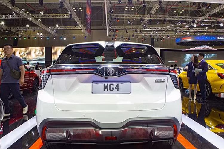 Xe sở hữu mẫu pin mỏng nhất từng được SAIC Motor sản xuất với độ dày ấn tượng nhất phân khúc (chỉ khoảng 110mm), nhưng mang đến khả năng tích trữ và vận hành đáng kinh ngạc khi cung cấp phạm vi hoạt động tối đa trong một lần sạc đầy lên tới 350 km tương ứng với dung lượng pin 51 kWh và 450 km với dung lượng pin 64 kWh.