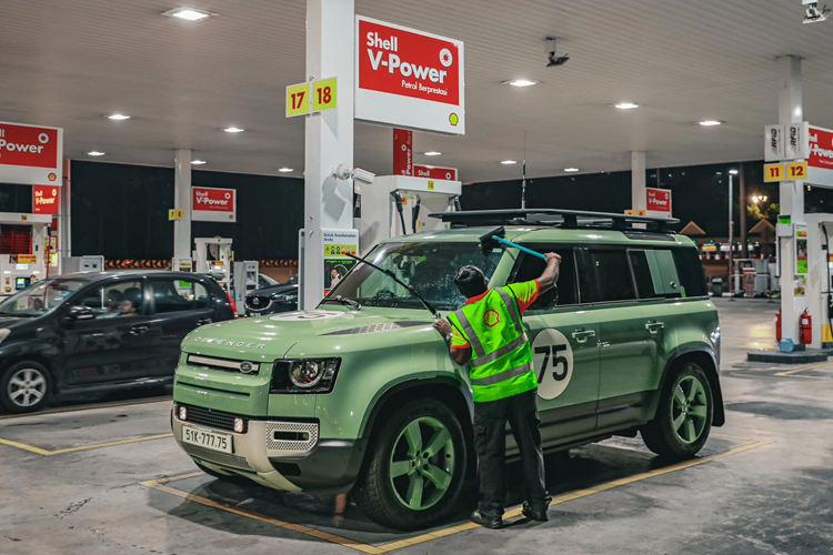 Cung cấp sức mạnh cho Defender 75th Limited Edition là máy xăng I6 tăng áp công suất 3.0L, cho công suất xấp xỉ 400 mã lực cùng mô-men xoắn 550 Nm, kết hợp hộp số tự động 8 cấp và hệ dẫn động 4 bánh.