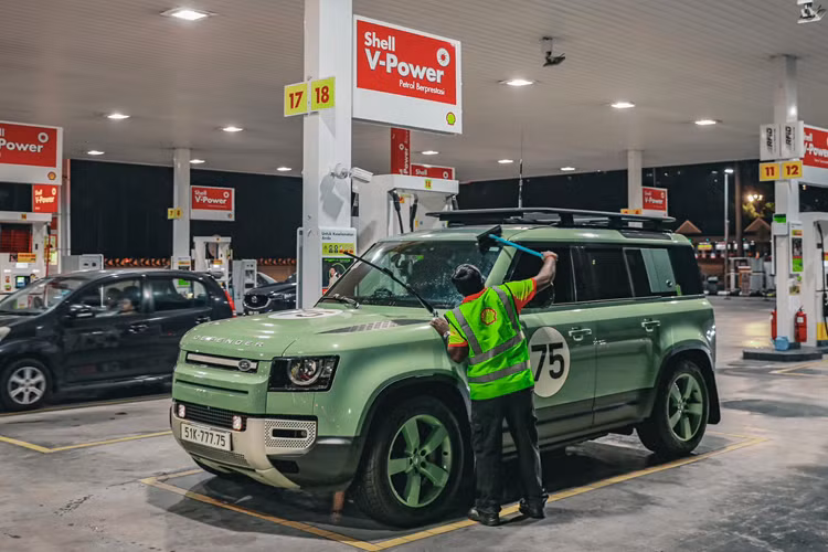 Cung cấp sức mạnh cho Defender 75th Limited Edition là máy xăng I6 tăng áp công suất 3.0L, cho công suất xấp xỉ 400 mã lực cùng mô-men xoắn 550 Nm, kết hợp hộp số tự động 8 cấp và hệ dẫn động 4 bánh.