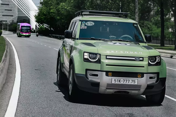 Toàn bộ 5 xe Land Rover Defender 110 75th Limited Edition tại Việt Nam đều thuộc bản giưới hạn 4 cửa, thay vì chỉ có 2 cửa. Mức giá bán dành cho mẫu xe này là 7,3 tỷ đồng, trở thành chiếc xe SUV Defender thứ 2 có giá bán đắt đỏ nhất Việt Nam, chỉ sau biến thể 130 X P400.