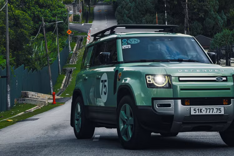 Ngoài ra, huy hiệu 75 Years xuất hiện ở đuôi xe, nhiều chi tiết ở ngoại thất xe Land Rover Defender 75th Limited Edition còn được sơn đen hay cản trước màu bạc Ceres Silver để tạo tính tương phản với bộ áo Grasmere Green.