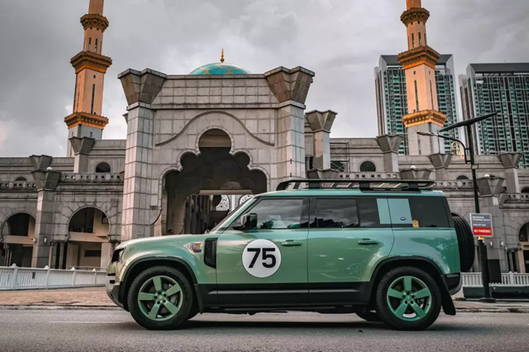 Theo chia sẻ của đại gia này, anh sẽ sớm làm chuyến hành trình kỷ lục, lái xe Land Rover Defender 75th Limited Edition sang London, Anh quốc ngay trong năm nay. Được biết, Land Rover Defender 75th Limited Edition chỉ được sản xuất với 2 biến thể là 90 và 110.