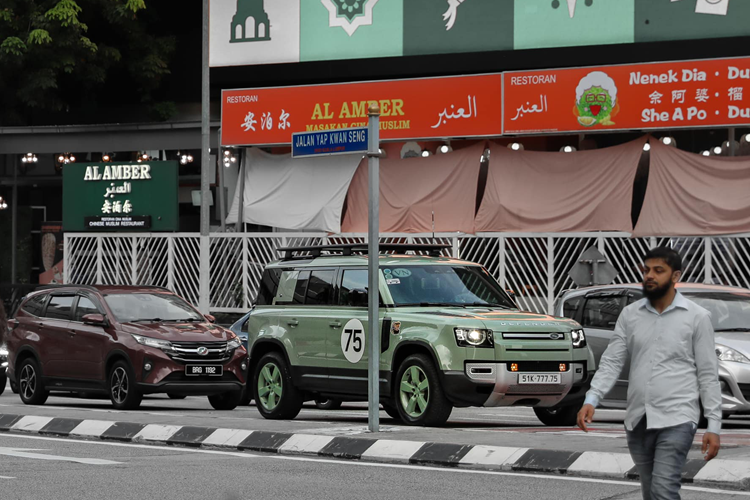 Ngoại hình của SUV hạng sang Land Rover Defender 75th Limited Edition được sơn ngoại thất màu xanh lá Grasmere Green rất ấn tượng, tiếp đến là màu xanh này cũng được hoàn thiện cho bộ mâm 5 chấu đơn cỡ lớn.