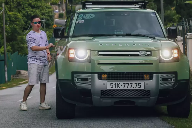Mới đây, một đại gia chơi xe có tiếng tại Bình Dương đã gây chú ý khi cùng người thân mua đến 2 chiếc xe SUV hạng sang bản giới hạn là Land Rover Defender 75th Limited Edition mới phiên bản giới hạn.
