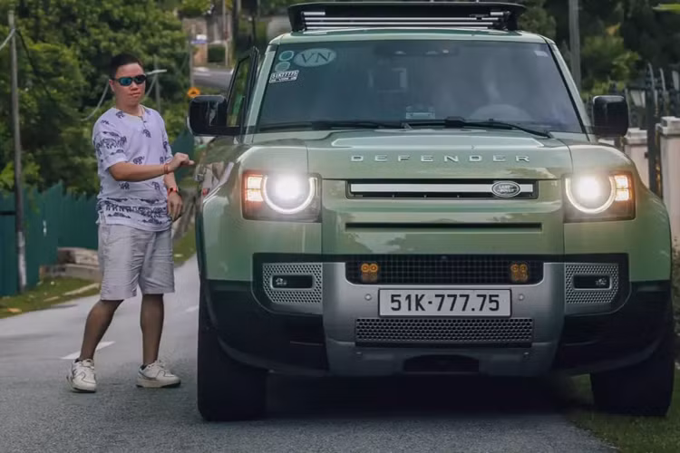 Mới đây, một đại gia chơi xe có tiếng tại Bình Dương đã gây chú ý khi cùng người thân mua đến 2 chiếc xe SUV hạng sang bản giới hạn là Land Rover Defender 75th Limited Edition mới phiên bản giới hạn.