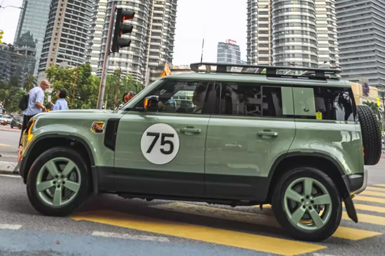 Để chào đón thành viên mới này, đại gia chơi xe tại Bình Dương đã làm chuyến hành trình nhẹ lái xe từ TP HCM để sang nước bạn Malaysia đúng lúc nước này đang trong nắng nóng khắc nghiệt nhất.