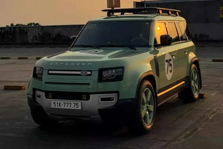Được biết, toàn Việt Nam chỉ có đúng 5 chiếc xe Land Rover Defender 75th Limited Edition được sản xuất, và anh em nhà đại gia Bình Dương này đã sở hữu tới 2 chiếc.