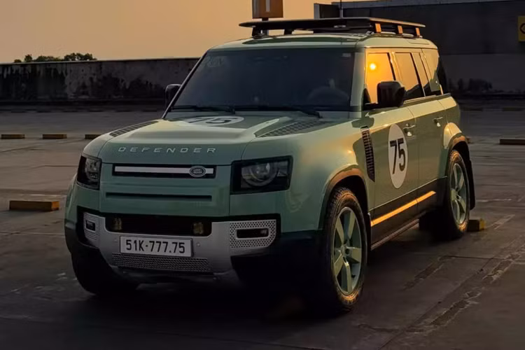 Được biết, toàn Việt Nam chỉ có đúng 5 chiếc xe Land Rover Defender 75th Limited Edition được sản xuất, và anh em nhà đại gia Bình Dương này đã sở hữu tới 2 chiếc.