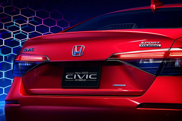 Dù không trực tiếp đề cập, nhưng Honda Civic facelift 2024 mới được hãng hé lộ cũng sẽ được ra mắt cùng với phiên bản nâng cấp giữa vòng đời cho toàn bộ dòng Civic. Điều này được chứng minh qua thiết kế.