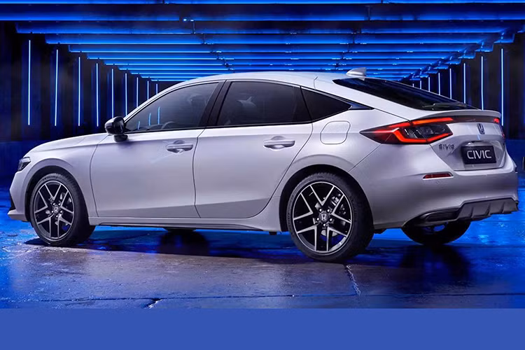 Dự kiến, xe sẽ ra mắt vào mùa hè năm nay tại Mỹ. Mức giá xe Honda Civic 2024 dự kiến từ 26.000 USD (638, 3 triệu đồng) cho bản tiêu chuẩn và 35.000 USD (859,2 triệu đồng) cho bản cao nhất. 