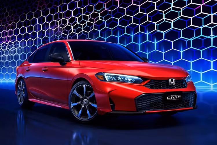 Ở lần nâng cấp này, Honda Civic 2024 mới đã có những thay đổi đáng kể ở ngoại thất. Đầu xe gây ấn tượng với lưới tản nhiệt lớn hơn đi cùng các khe gió tản nhiệt phía trên được mở rộng theo phương dọc, phần ca-pô cũng được tinh chỉnh nhẹ giúp xe nhìn thể thao, khỏe khoắn hơn.