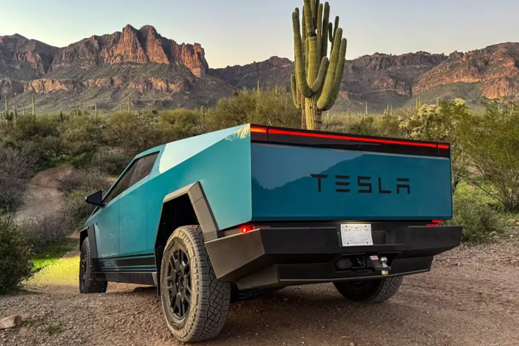 Chiếc Tesla Cybertruck 2024 mới vốn hoàn toàn yên tĩnh khi anh ấy mới mua, bắt đầu phát ra tiếng rít chói tai sau khi kính chắn gió chống đạn của xe được thay thế do lỗi của nhà máy.