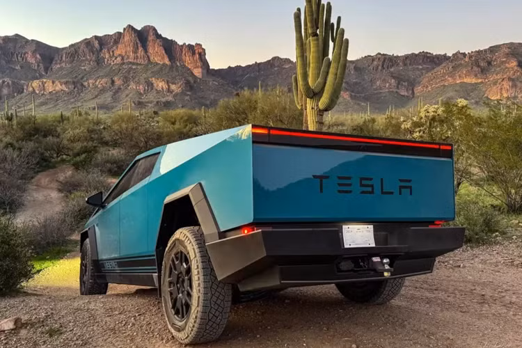 Chiếc Tesla Cybertruck 2024 mới vốn hoàn toàn yên tĩnh khi anh ấy mới mua, bắt đầu phát ra tiếng rít chói tai sau khi kính chắn gió chống đạn của xe được thay thế do lỗi của nhà máy.