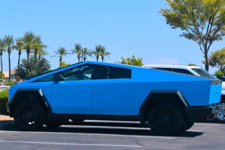 Không hài lòng với câu trả lời đó và vẫn khó chịu vì tiếng gió, Larson bắt đầu tìm kiếm giải pháp của riêng mình. Và anh ấy đã tìm thấy nó trên Amazon, nơi anh ấy mua một cuộn dải chắn thời tiết bằng silicon dày 9 mm vừa khít với khe hở ở phía trên kính chắn gió. 